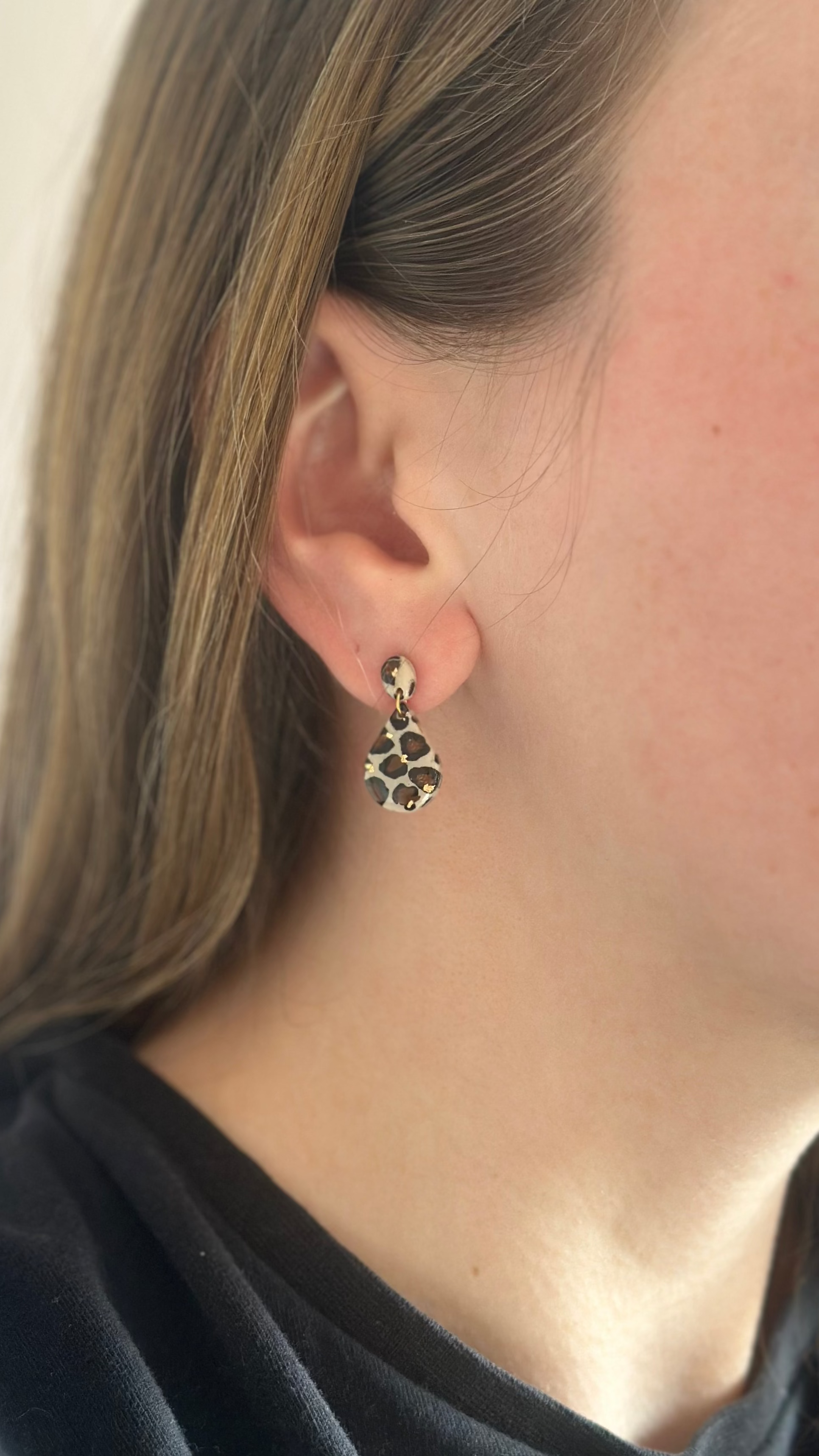 Boucle d’oreille goûte beige léopard
