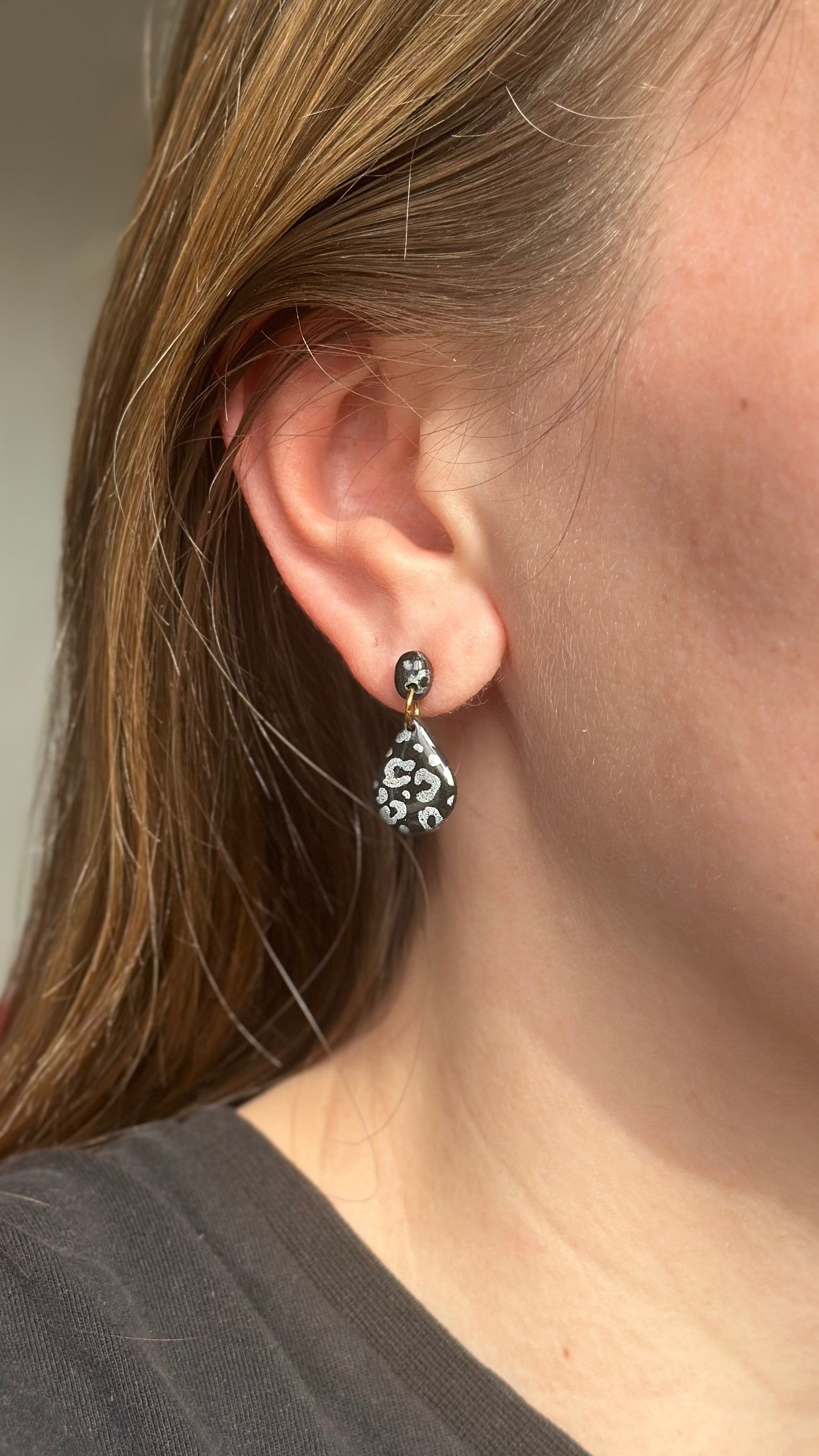 Boucle d’oreille goûte noir léopard