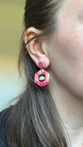 Boucle d’oreille carré rose et perle