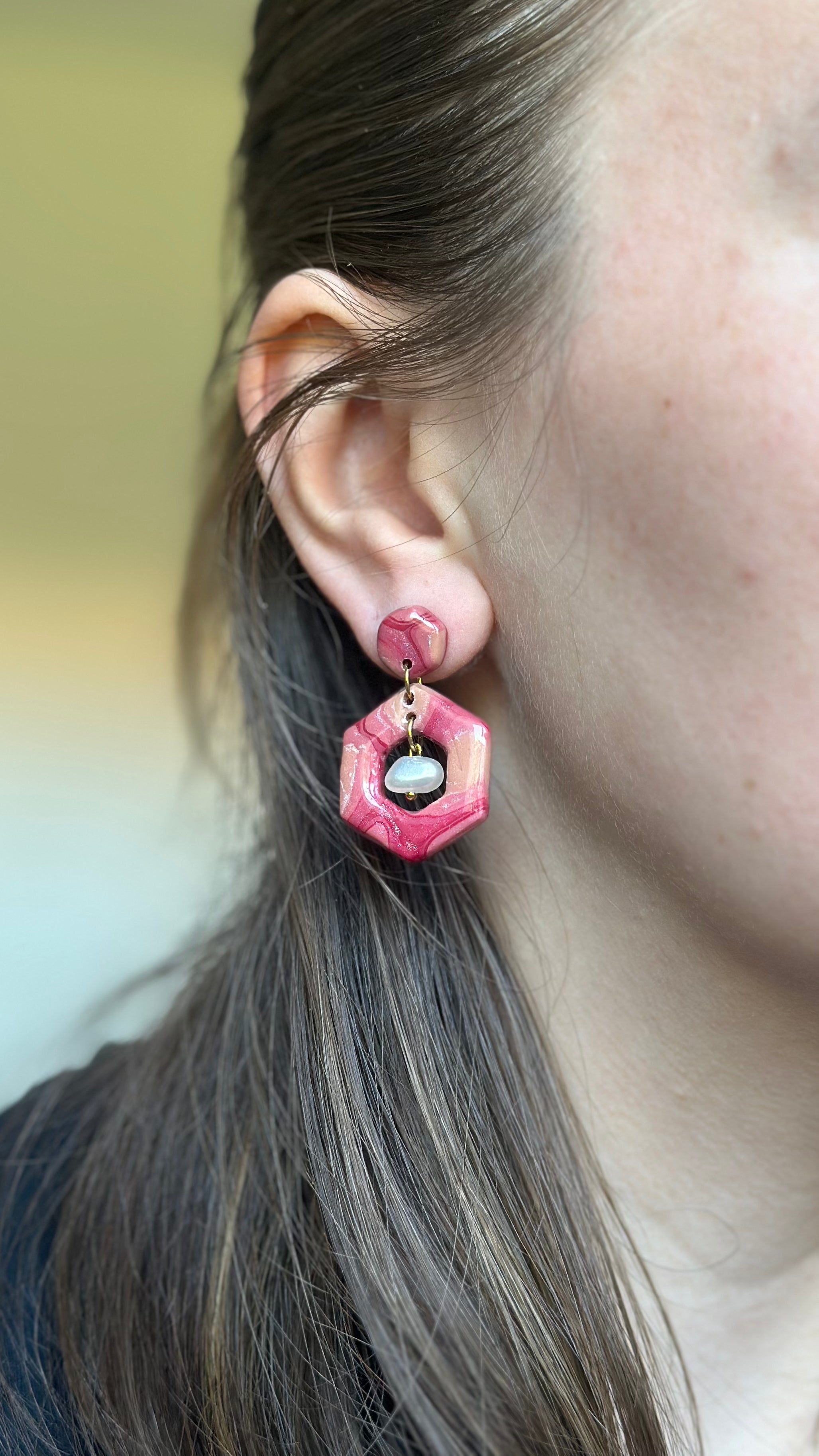 Boucle d’oreille carré rose et perle