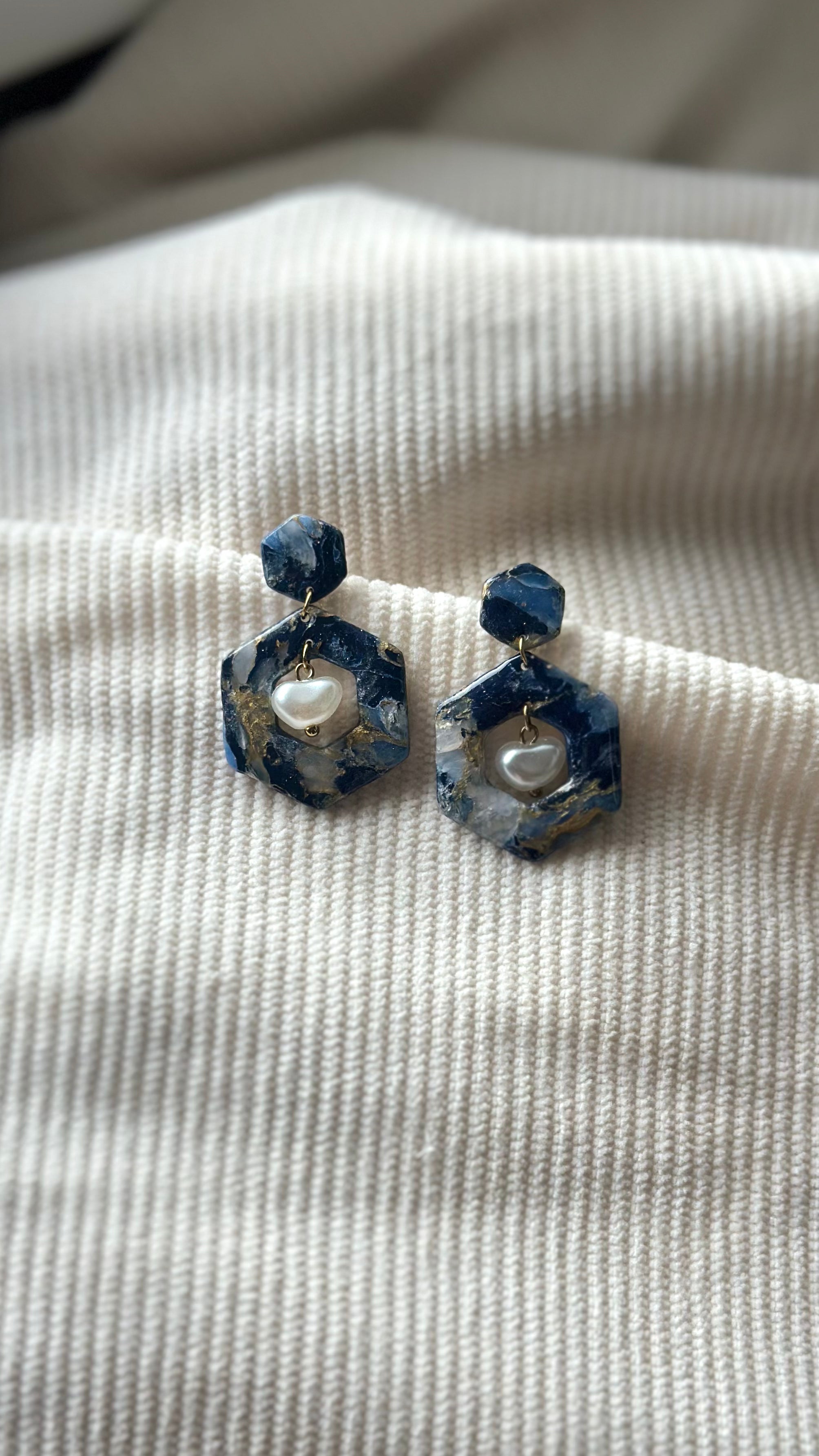 Boucle d’oreille carré bleu et perle