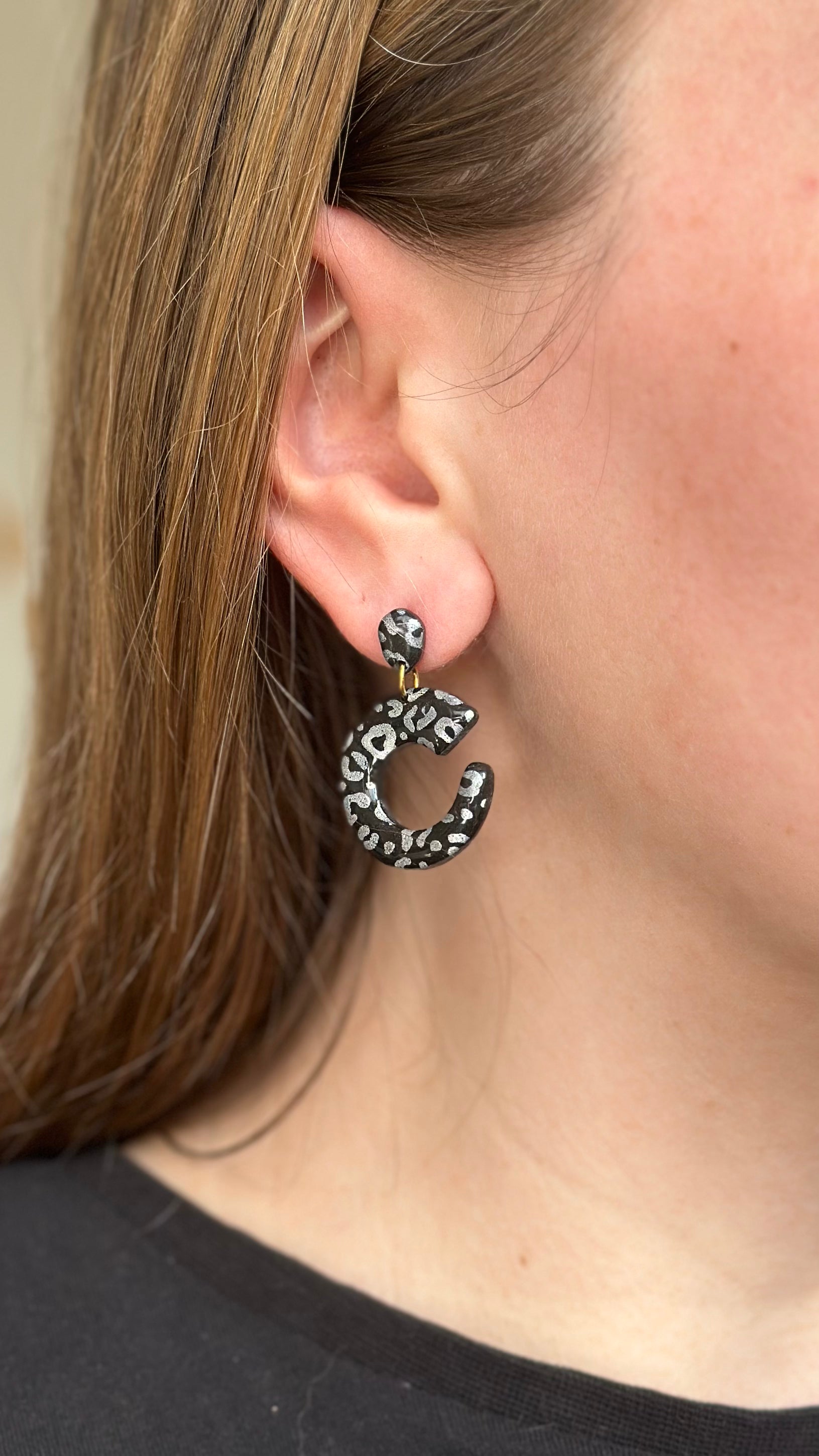 Boucle d’oreille C noir léopard