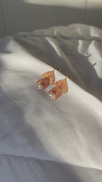 Boucle d’oreille flèche rose et perle
