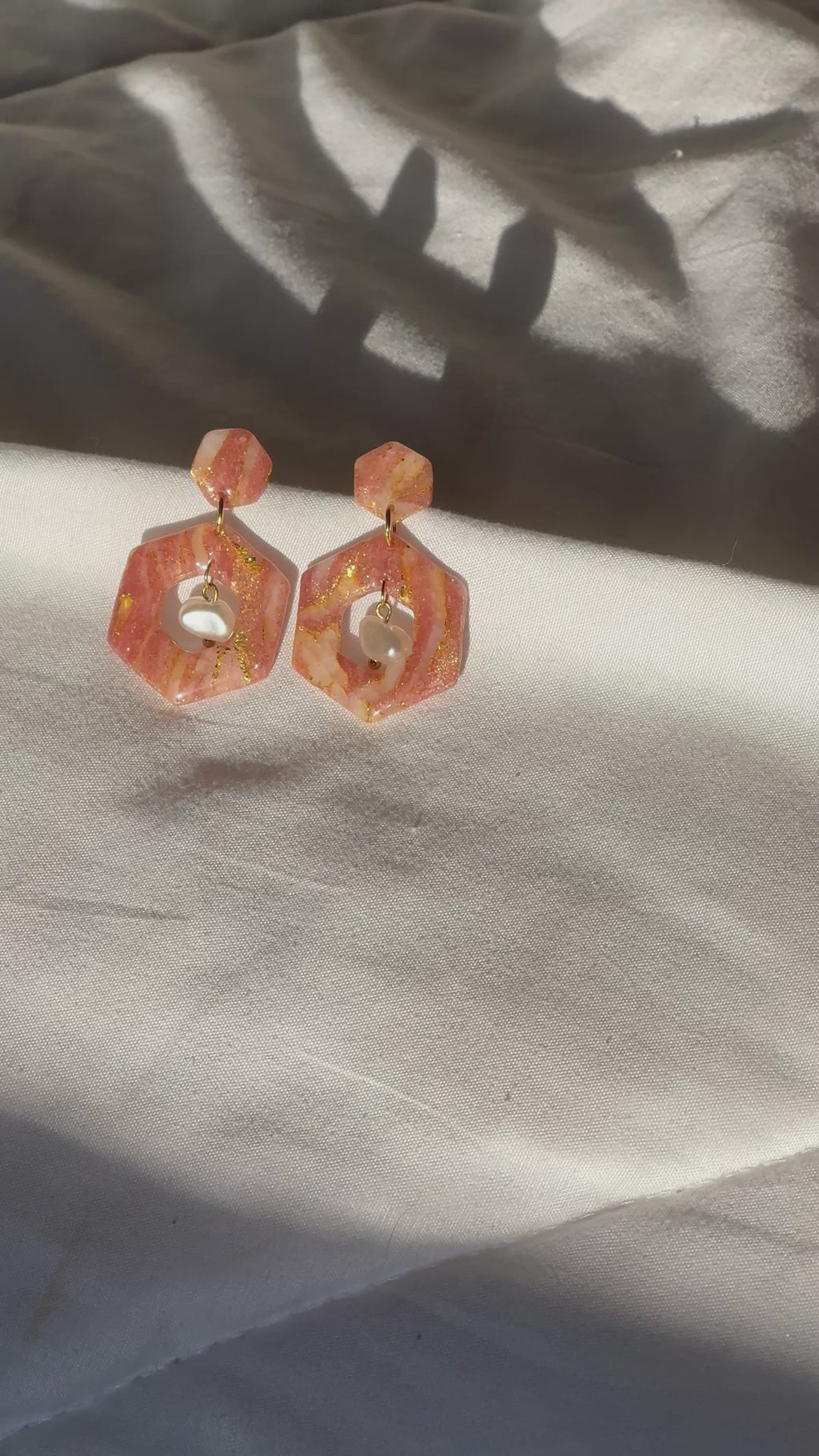 Boucle d’oreille carré rose et perle